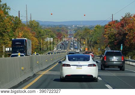 Allentown, Pennsylvania, U.s.a - October 17, 2020 - The View Of The Traffic On Interstate 476 South 