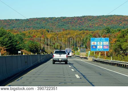 Slatington, Pennsylvania, U.s.a - October 17, 2020 - Traffic On Interstate 476 South Into Hickory Ru