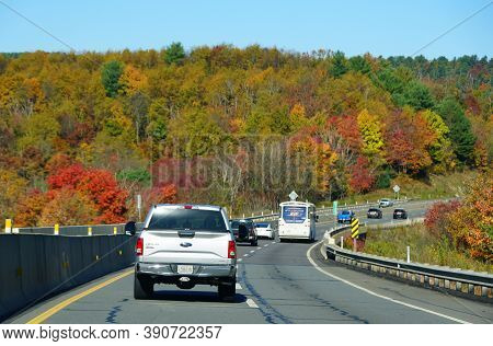 Slatington, Pennsylvania, U.s.a - October 17, 2020 - Traffic On Interstate 476 South Overlooking The
