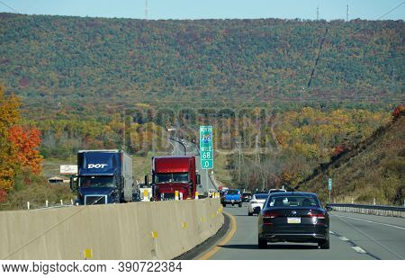 Allentown, Pennsylvania, U.s.a - October 17, 2020 - The View Of The Traffic On Interstate 476 South 
