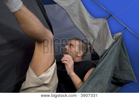Muž kempování