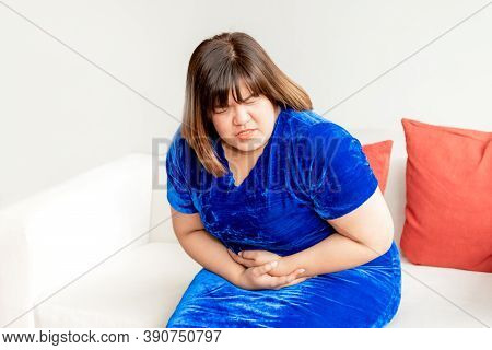 Asian Fat Woman Has Stomach Pain Distension After Eating High-fat Foods, May Develop Gallstones On W