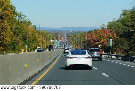 Allentown, Pennsylvania, U.s.a - October 17, 2020 - The View Of The Traffic On Interstate 476 South 