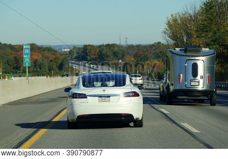Allentown, Pennsylvania, U.s.a - October 17, 2020 - The View Of The Traffic On Interstate 476 South 