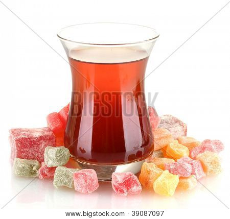Glas türkischen Tee und Rahat Delight, isolated on white