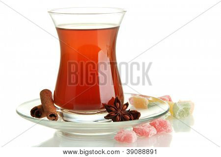 Glas türkischen Tee und Rahat Delight, isolated on white