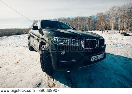 Bmw Advertising, Moscow, 1.11.2018: Demonstration Of A Model Of A Black Car, Cars On A Snow-covered 