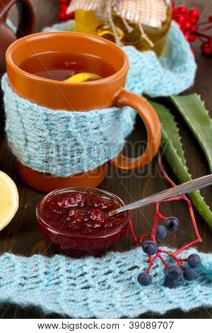 Hilfreiche Tee mit Marmelade für Immunität auf Holztisch Nahaufnahme