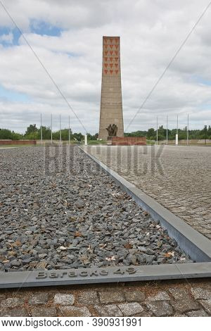 Sachsenhausen Monument-national Memorial Gdr Put Up 1961 In Memory Of Prisoners Who Died At This Naz