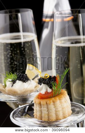 Canape černý kaviár a šampaňské