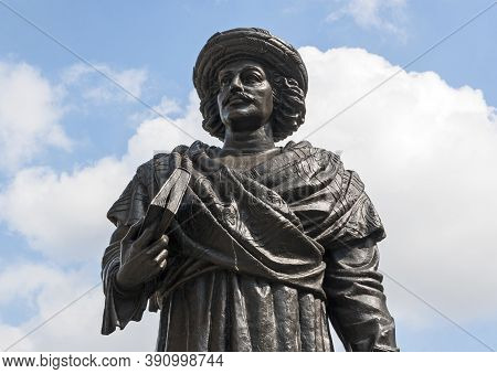 Bristol, Uk - September 7, 2007: A Statue Of Raja Rammohun Roy By Niranjan Pradhan On College Green