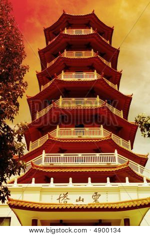 Čínský chrám - sedm úrovní Pagoda - červený tón