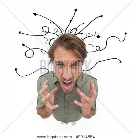 Hombre furioso gesticulando y gritando con dibujos de flechas en el fondo