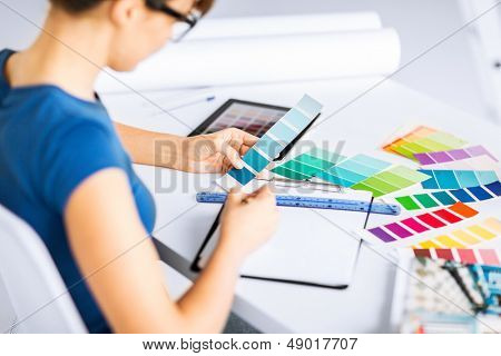 interior design e il concetto di ristrutturazione - donna che lavora con campioni di colore per la selezione