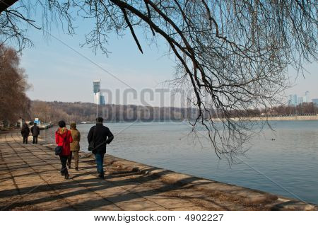 Emberek sétálni a rakparton
