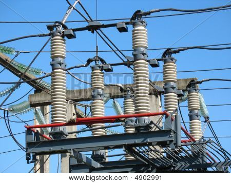 高電圧コンバーター装置、発電所