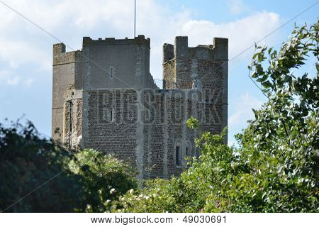Orford Castle skrze stromy