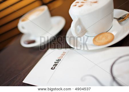 Uma foto inclinada de xícaras de Cappuccino em uma tabela
