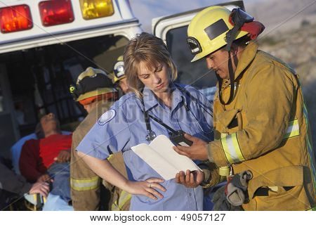 มุมมองของนักรบไฟพยาให้ความช่วยเหลือคนที่บาดเจ็บ