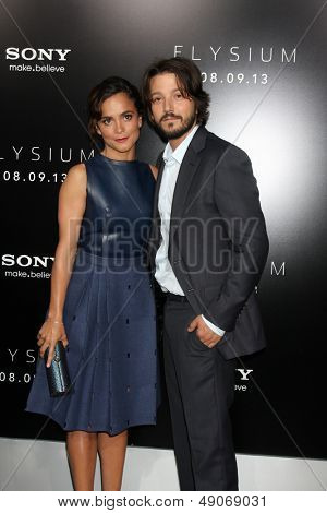 LOS ANGELES - AUG 7: Alice Braga, Diego Luna dorazí na světovou premiéru 