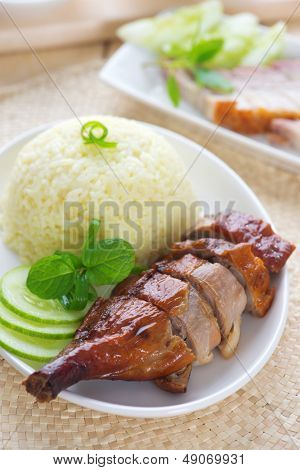 Kızarmış ördek ve kavrulmuş domuz eti gevrek siu yuk, Çin stili, haşlanmış pirinç yemek tabl ile servis