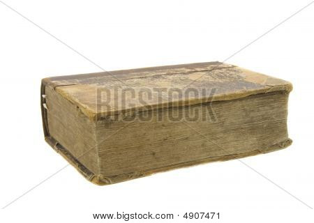 Nagyon régi Biblia elszigetelt fehér háttér felett