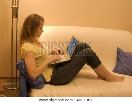 魅力的な女の子のレイアウトおよびコンピューターでの作業