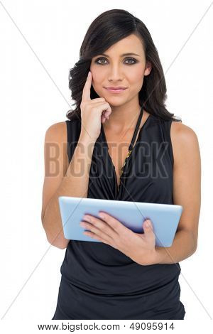 Tablette tenue songeur élégant modèle aux cheveux brun sur fond blanc