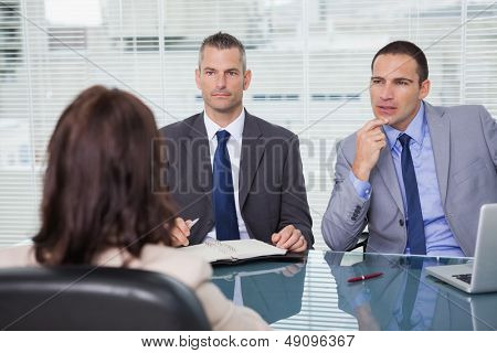 Ernst Geschäftsleute mit einem Interview in hellen Büro