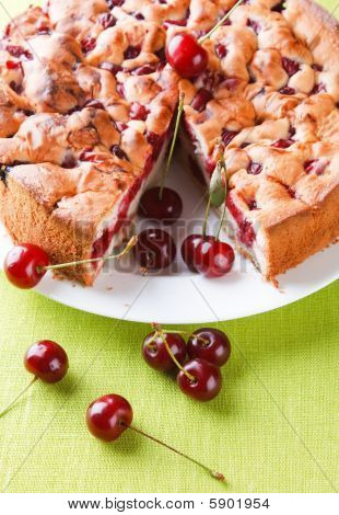 Immagine di gustosa torta di ciliegie.