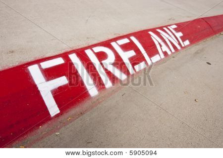 Firelane varování na ulici obrubník
