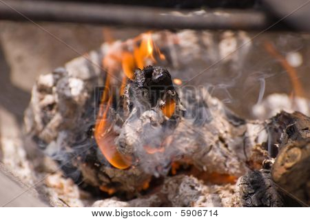 Feu de bois brûlant dans un Barbecue