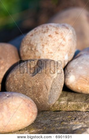Roches lisses sur un mur de lumière du matin chaud