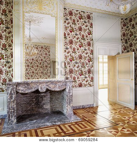 Restoration Of The Walls With Fabric Stretched