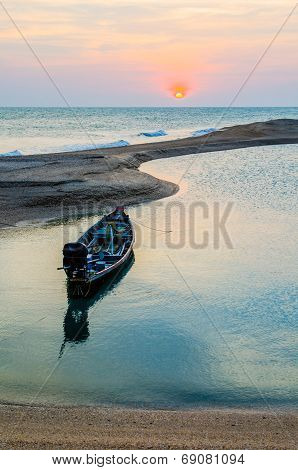 Long-tailed Boat Cast Anchor.