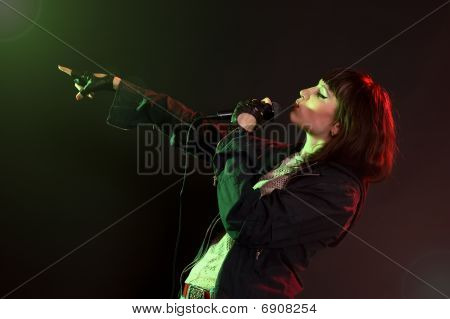 Frau ein Lied singen