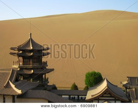 Duna dietro un vecchio tempio aisan