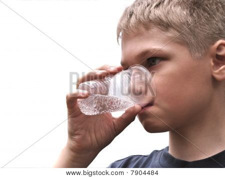 Vodu. Teenager nápoje od moci.