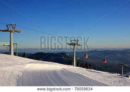 Mountain-skier lift.