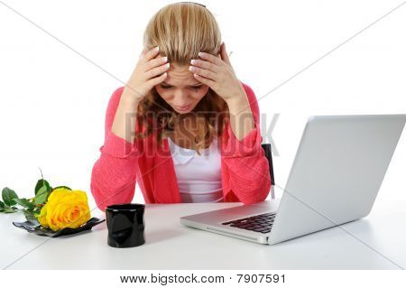 Ragazza piangeva In ufficio.