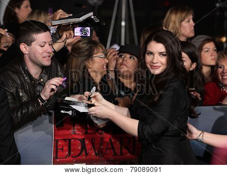 LOS ANGELES - NOV 11:  Stephenie Meyer arrives to the 
