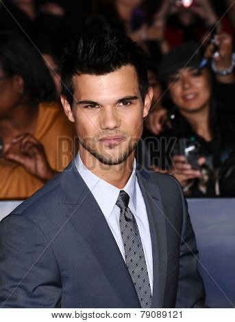 LOS ANGELES - NOV 11:  Taylor Lautner arrives to the 