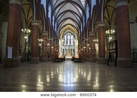Nawy i chórze gotycki kościół