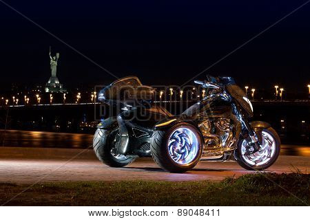 Black trike standing on the night street