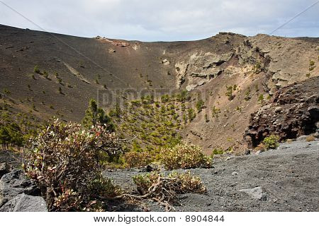 Vulkan med store krater på La Palma, Spanien