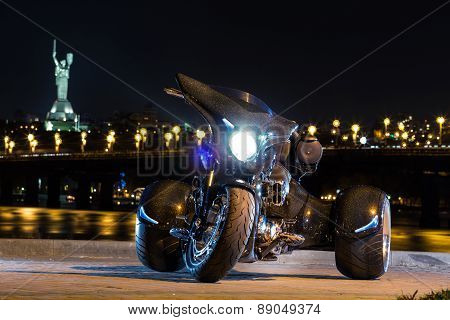 Black trike standing on the night street