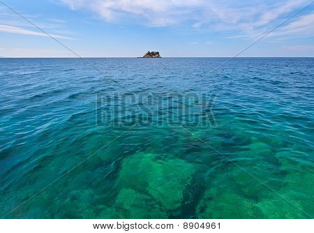 solitaria isola sperduta nell'oceano