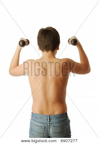 Genç çocuk Dumbbells ile çalışmaları yapıyor.