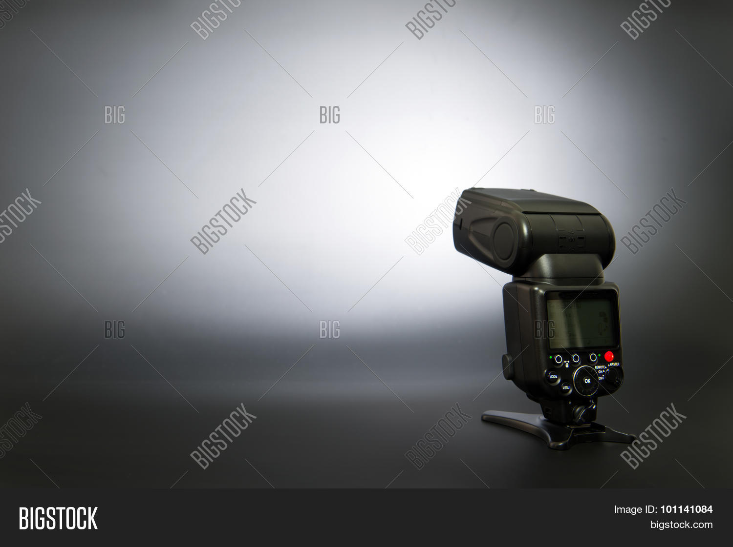 Белый блик на черном фоне. Эффект освещения. Световые блики. Вспышки flashes. Блики от телевизора.