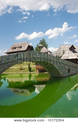 Lac dans le Village Ethno